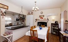 Tenterfield Cottage - Stays Accommodation 4