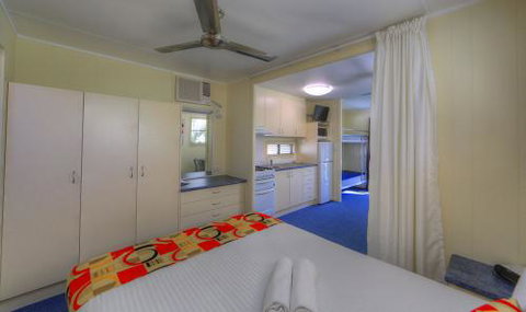 Alex Beach Cabins And Tourist Park - Stayed 17
