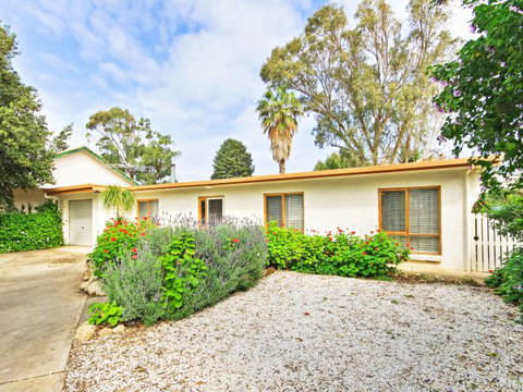 Century 21 SouthCoast: Moana Blue - Stayed 4