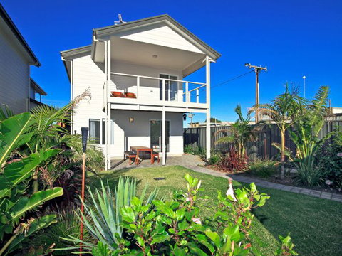 Century 21 SouthCoast: Moana Blue - Stayed 9