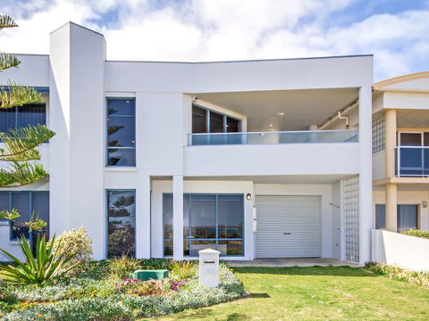 Century 21 SouthCoast: Moana Blue - Stayed 12