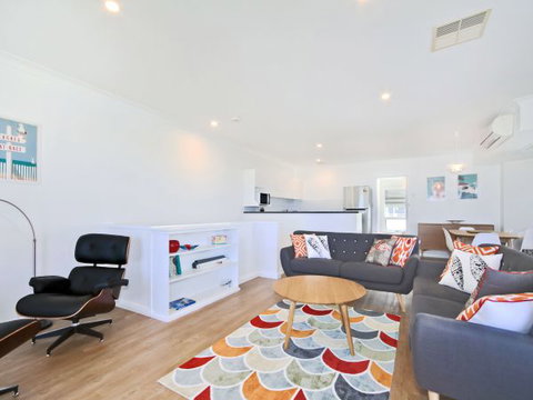 Century 21 SouthCoast: Moana Blue - Stayed 15