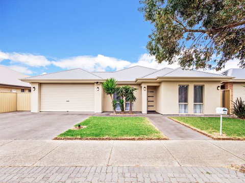 Century 21 SouthCoast: Moana Blue - Stayed 25