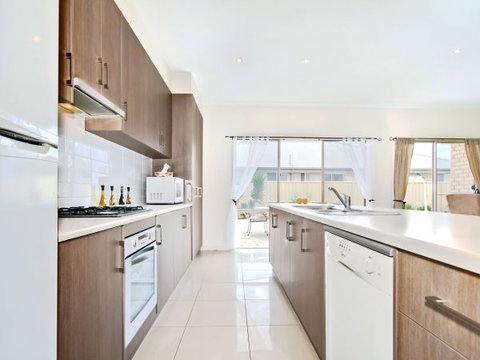 Century 21 SouthCoast: Moana Blue - Stayed 26