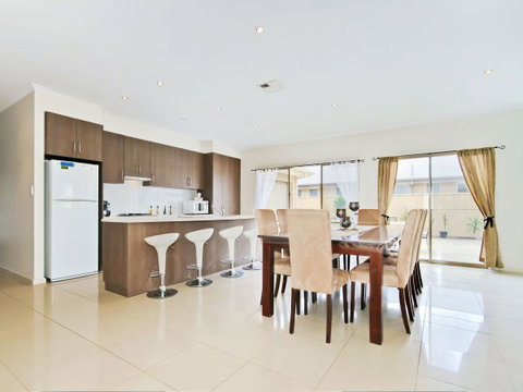 Century 21 SouthCoast: Moana Blue - Stayed 28