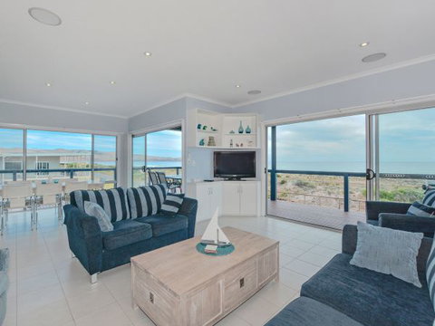 Century 21 SouthCoast: Moana Blue - Stayed 43