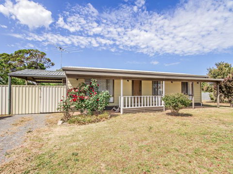 Century 21 SouthCoast: Moana Blue - Stayed 50