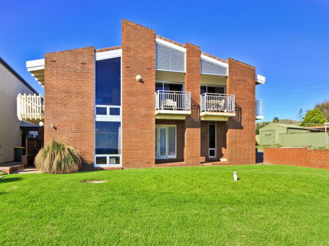 Century 21 SouthCoast: Moana Blue - Stayed 60