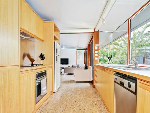 Century 21 SouthCoast: Moana Blue - Stayed 68