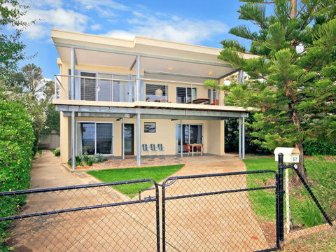 Century 21 SouthCoast: Moana Blue - Stayed 71