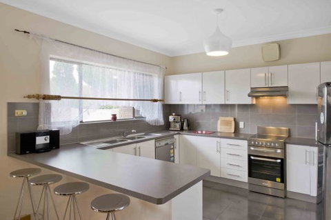 Century 21 SouthCoast: Moana Blue - Stayed 77