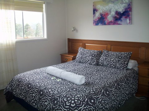 Top Of The Lake Holiday Units - Stays Accommodation 4