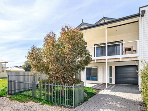 Century 21 SouthCoast: Bayside - Stayed 1