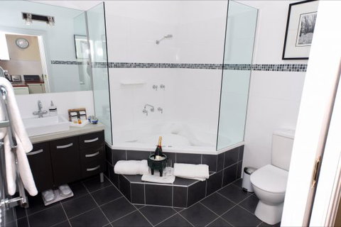 Mirkwood Forest Self-Contained Spa Cottages - Stayed 9