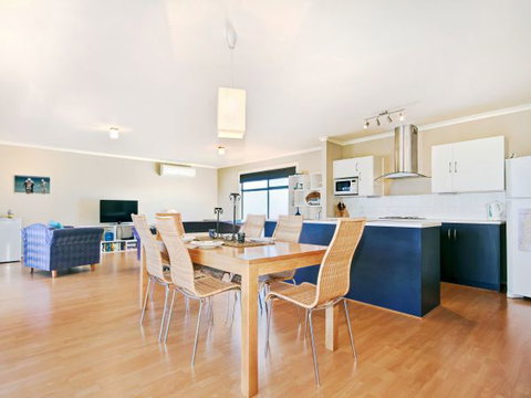 Century 21 SouthCoast: Whinnerah Sunsets - Stayed 2