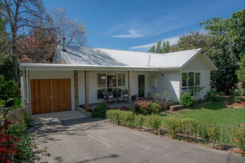 Mrs Simpson Cottage At Norala Garden - Stayed 8