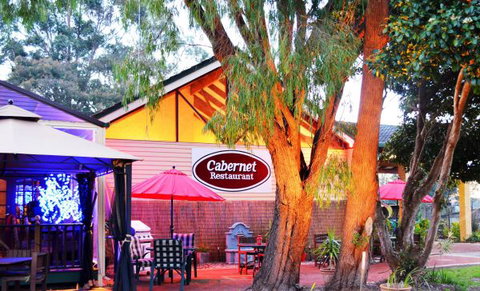 Kingsley Motel And Cabernet Restaurant - Stayed 0