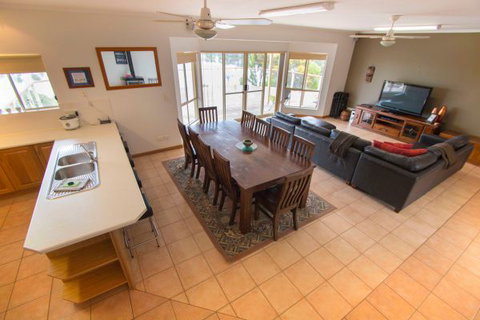 Limestone Ridge - Holiday House - Stays Accommodation 1