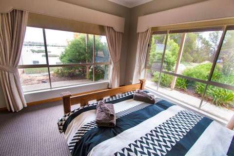 Limestone Ridge - Holiday House - Stays Accommodation 4