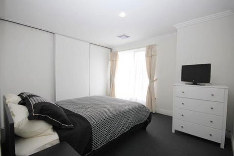 Oaklands Junction - Stayed 3