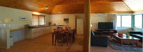 Bushy Lake Chalets - Stays Accommodation 2