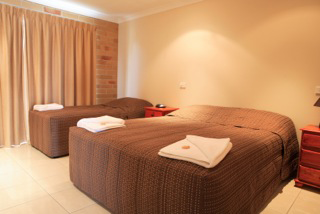 Emerald Central Palms Motel - Stayed 23