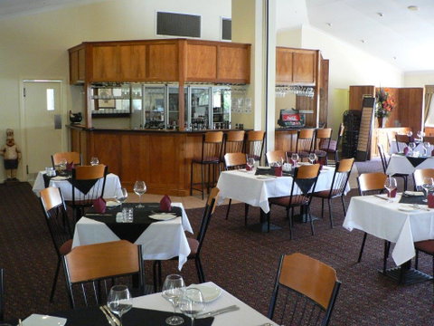 Emerald Explorers Inn - Stays Accommodation 5
