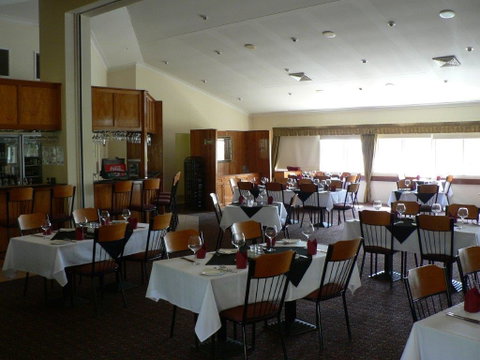 Emerald Explorers Inn - Stays Accommodation 6