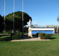 Oxley War Memorial - Stayed