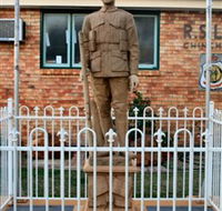 Soldier Statue Memorial Chinchilla - Stayed