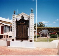 Gayndah War Memorial - Stayed