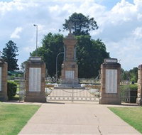 Warwick War Memorial and Gates - Stayed