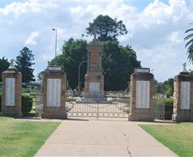 Warwick War Memorial And Gates - Stayed 0