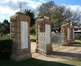 Warwick War Memorial And Gates - Stayed 2