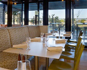 Curve Cafe + Bar - Stayed 0