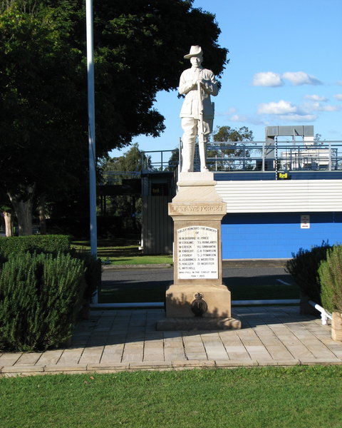 Oxley War Memorial - Stayed 1