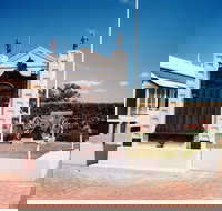 Gayndah War Memorial - Stayed