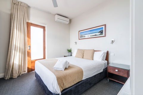 The Huskisson - Stayed 2
