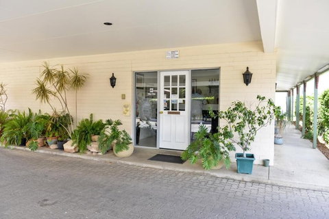 Pioneer Motel - Stayed 6