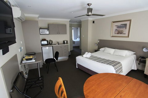 Aston Hill Motor Lodge - Stays Accommodation 7