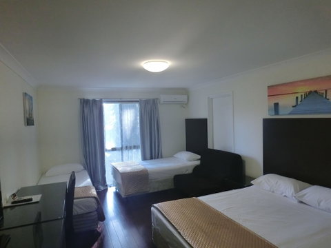 Centenary Motor Inn - Stays Accommodation 3