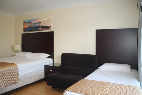 Centenary Motor Inn - Stays Accommodation 4