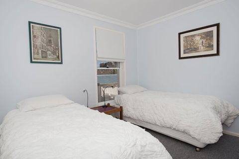 Canberra's White House - Stays Accommodation 6