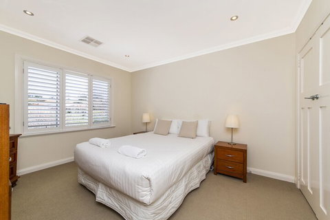 Inner Western Suburbs Retreat - Stays Accommodation 6