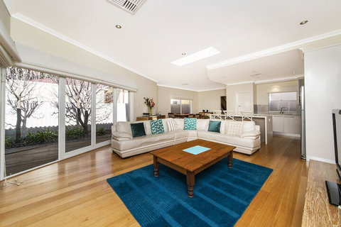 Inner Western Suburbs Retreat - Stays Accommodation 7