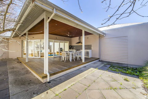 Inner Western Suburbs Retreat - Stays Accommodation 2