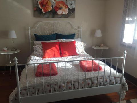 Art Deco Cottage - Stays Accommodation 3