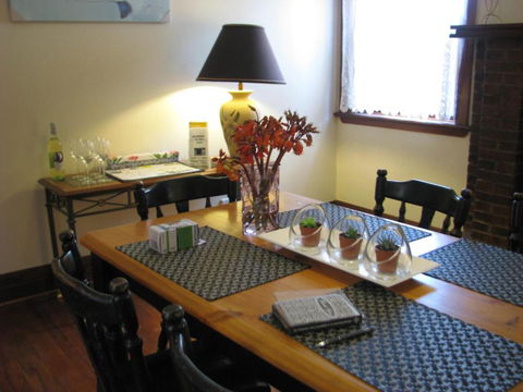 Art Deco Cottage - Stays Accommodation 4