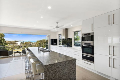 Ultimate Beach House - Stays Accommodation 5