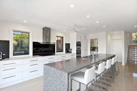 Ultimate Beach House - Stays Accommodation 6